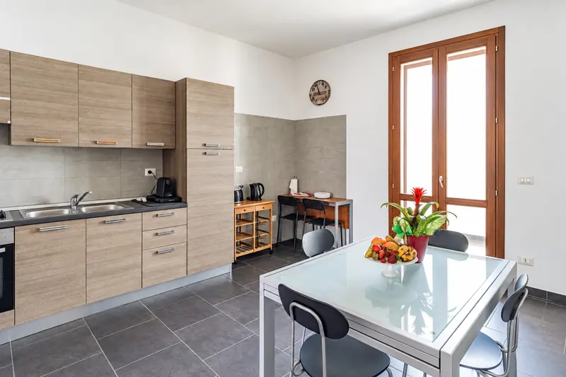 La cucina con la zona pranzo e la porta-finestra