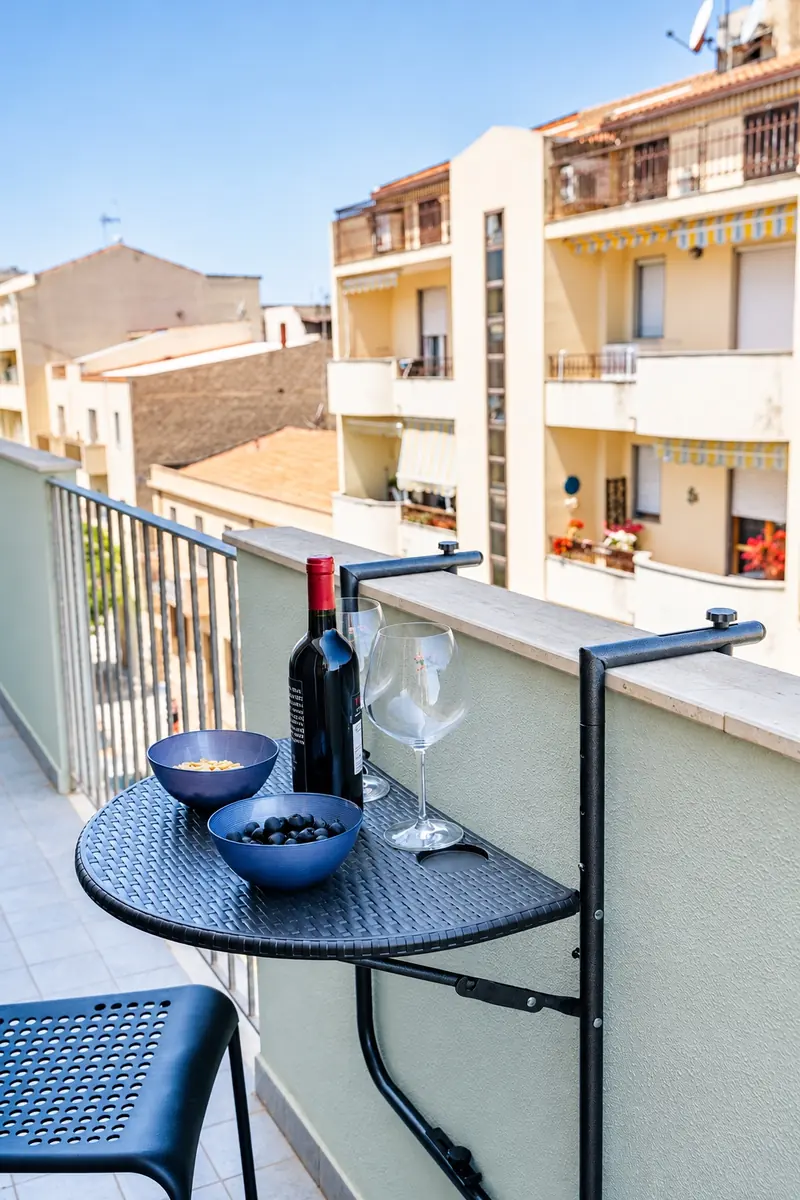 Il balcone con il tavolino, vista sulle case