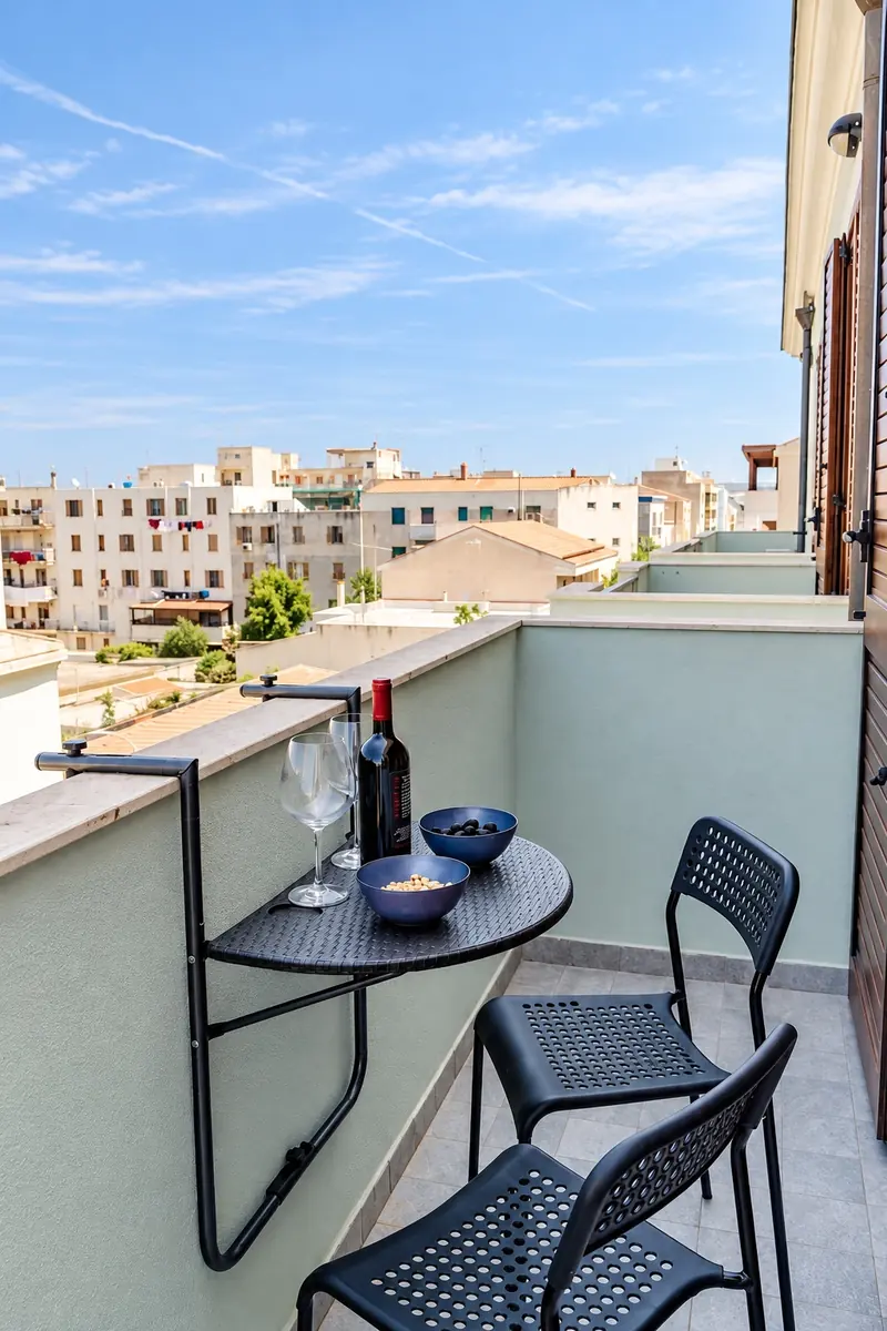 Il balcone con il tavolino e le sedie