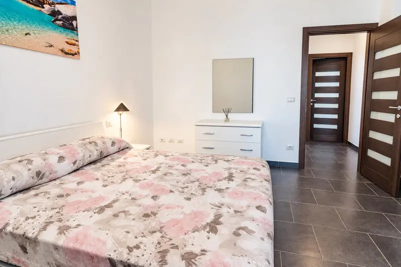 La camera matrimoniale vista dal letto verso la porta