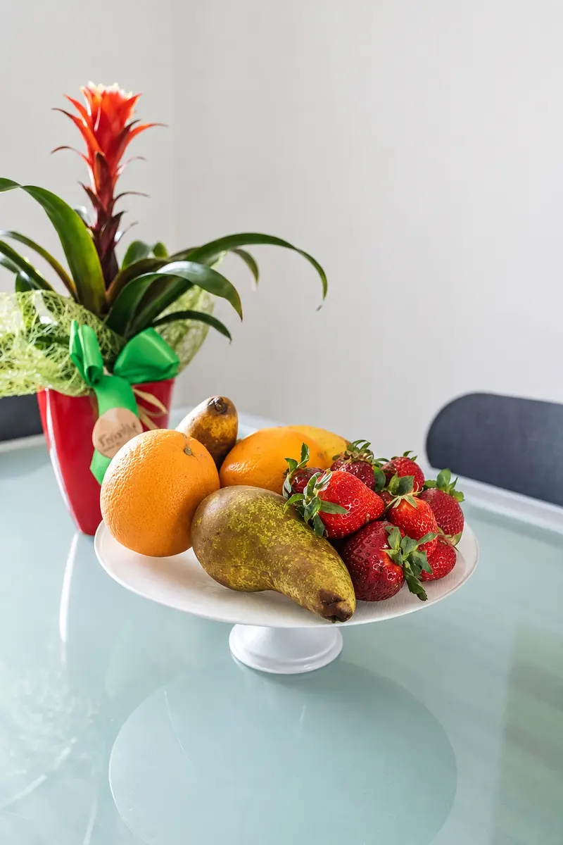 Frutta e fiori sul tavolo da pranzo