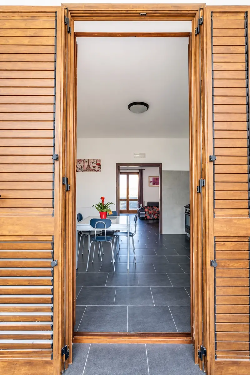 L'ingresso con le persiane di legno aperte