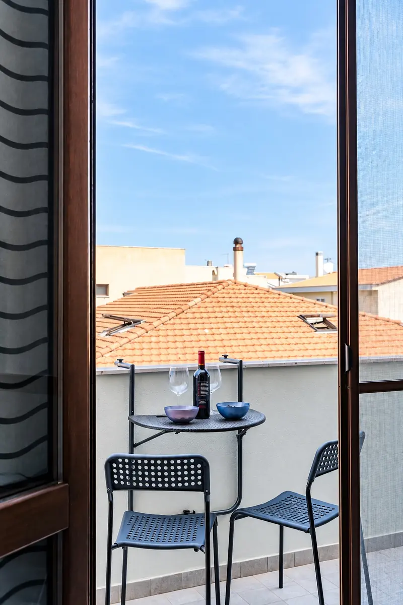 Il balcone visto dalla porta-finestra