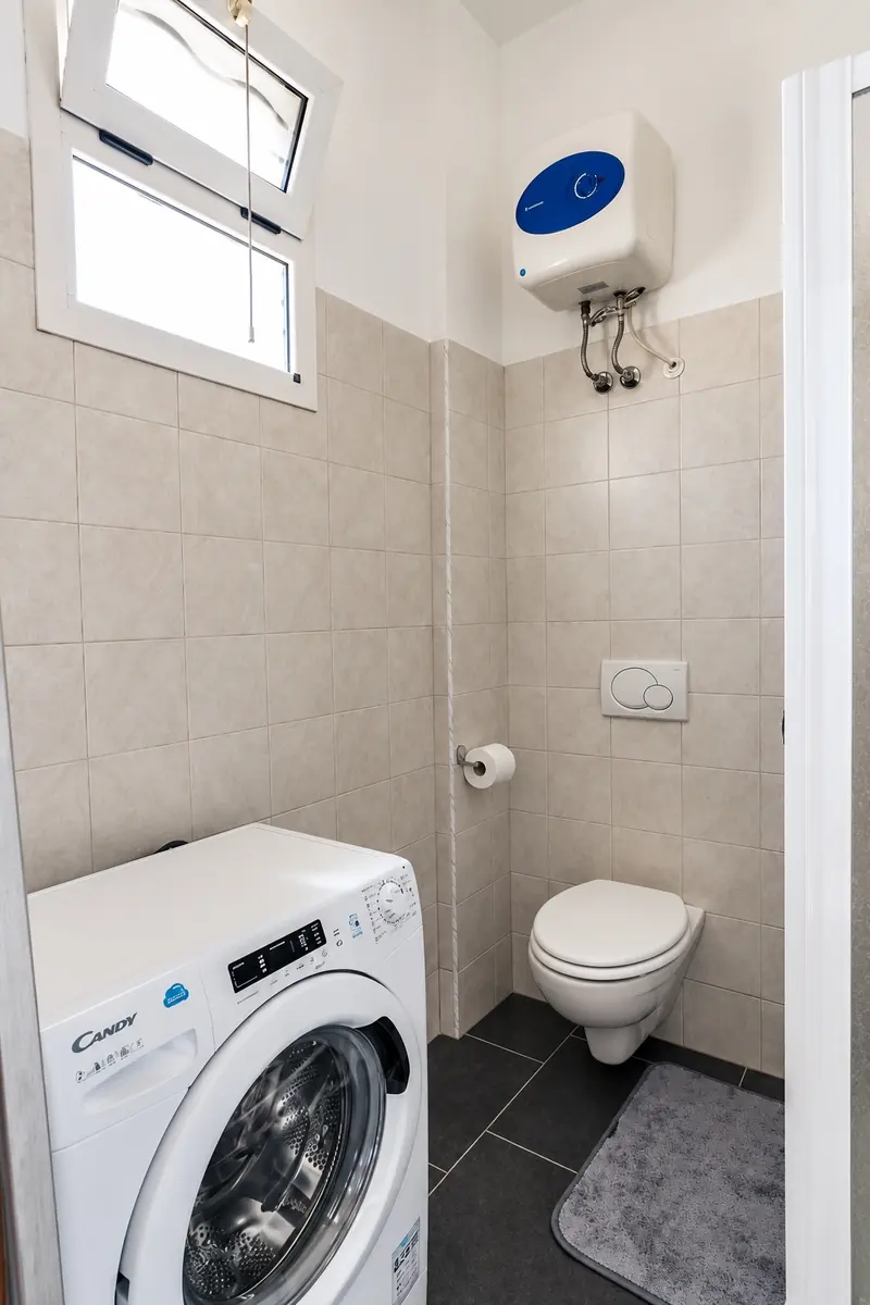 Il secondo bagno con la lavatrice