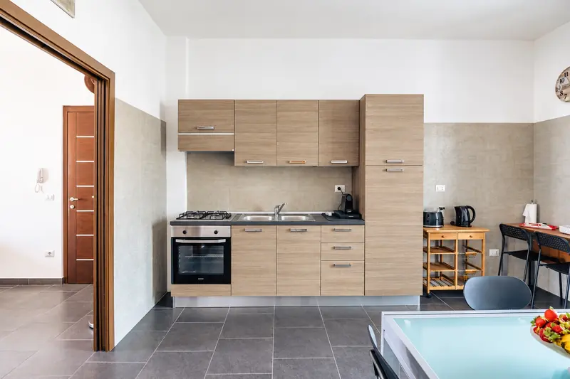 La cucina vista dalla porta